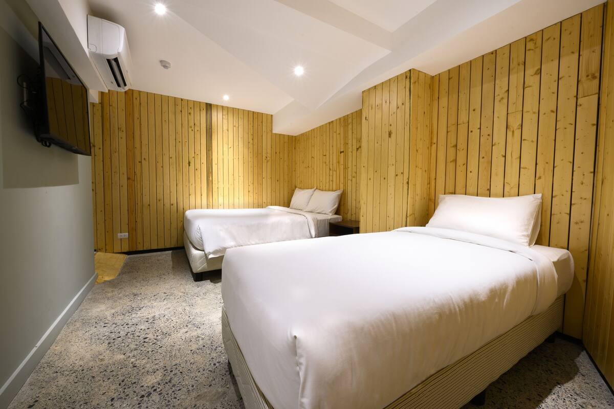 Crane Room | In-room safe, desk, laptop workspace, iron/ironing board (on request)