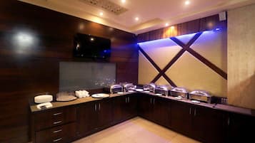 Café da manhã com buffet todos os dias (INR 350 por pessoa)