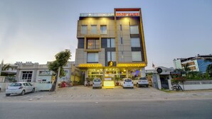 Un hotel con fachada moderna, varios pisos y un letrero llamativo de 'GOLDEN EAGLE HOTELS & RESORTS'.