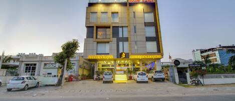 Un hotel con fachada moderna, varios pisos y un letrero llamativo de 'GOLDEN EAGLE HOTELS & RESORTS'.