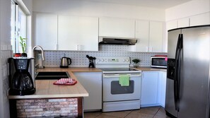 J ääkaappi, mikroaaltouuni, uuni, liesi