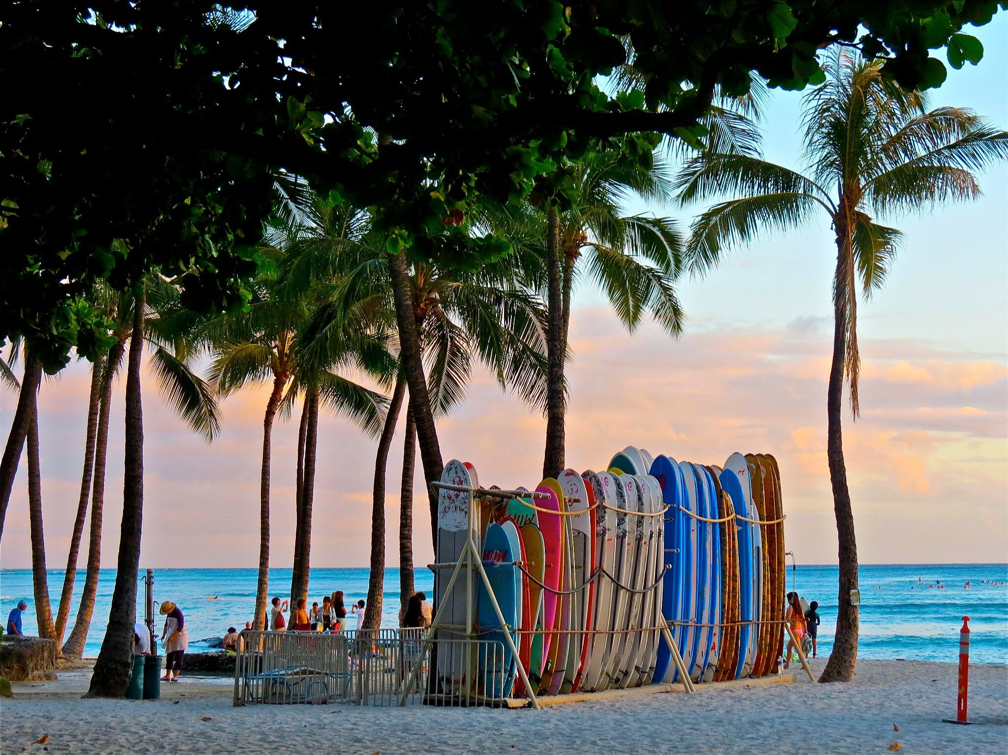 Playa en los alrededores, camastros y toallas de playa 