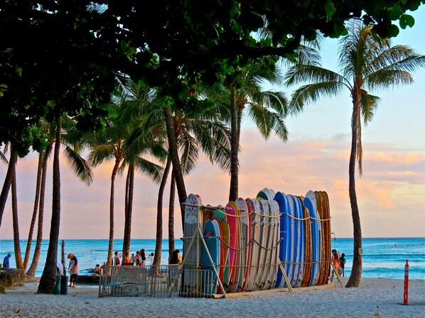 Vlak bij het strand, ligstoelen, strandlakens