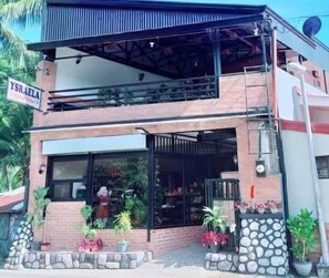 Mặt tiền nơi lưu trú