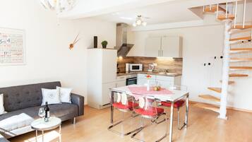 Smart-TV, Tischfußball, Bücher, Stereoanlage