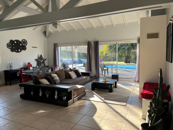 Smart TV, fireplace, video games, DVD player