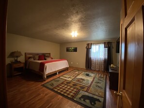 4 habitaciones, escritorio y tabla de planchar con plancha 