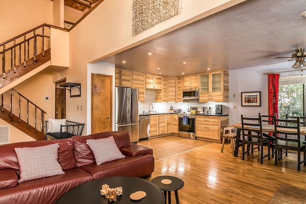 Smart TV, chimenea, reproductor de DVD y libros