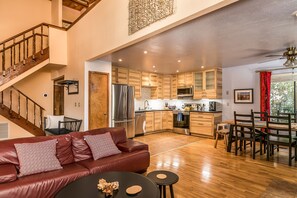 Smart TV, caminetto, lettore DVD, libri