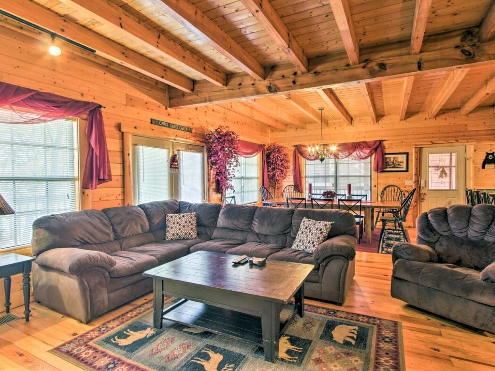 Lazy Bear Lodge: 6BR, Theater,Spa,Pool,Game room!