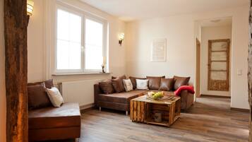 Fernseher, Tischfußball, Bücher, Stereoanlage