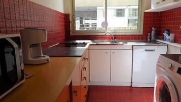 Een koelkast, een magnetron, een oven, een vaatwasser