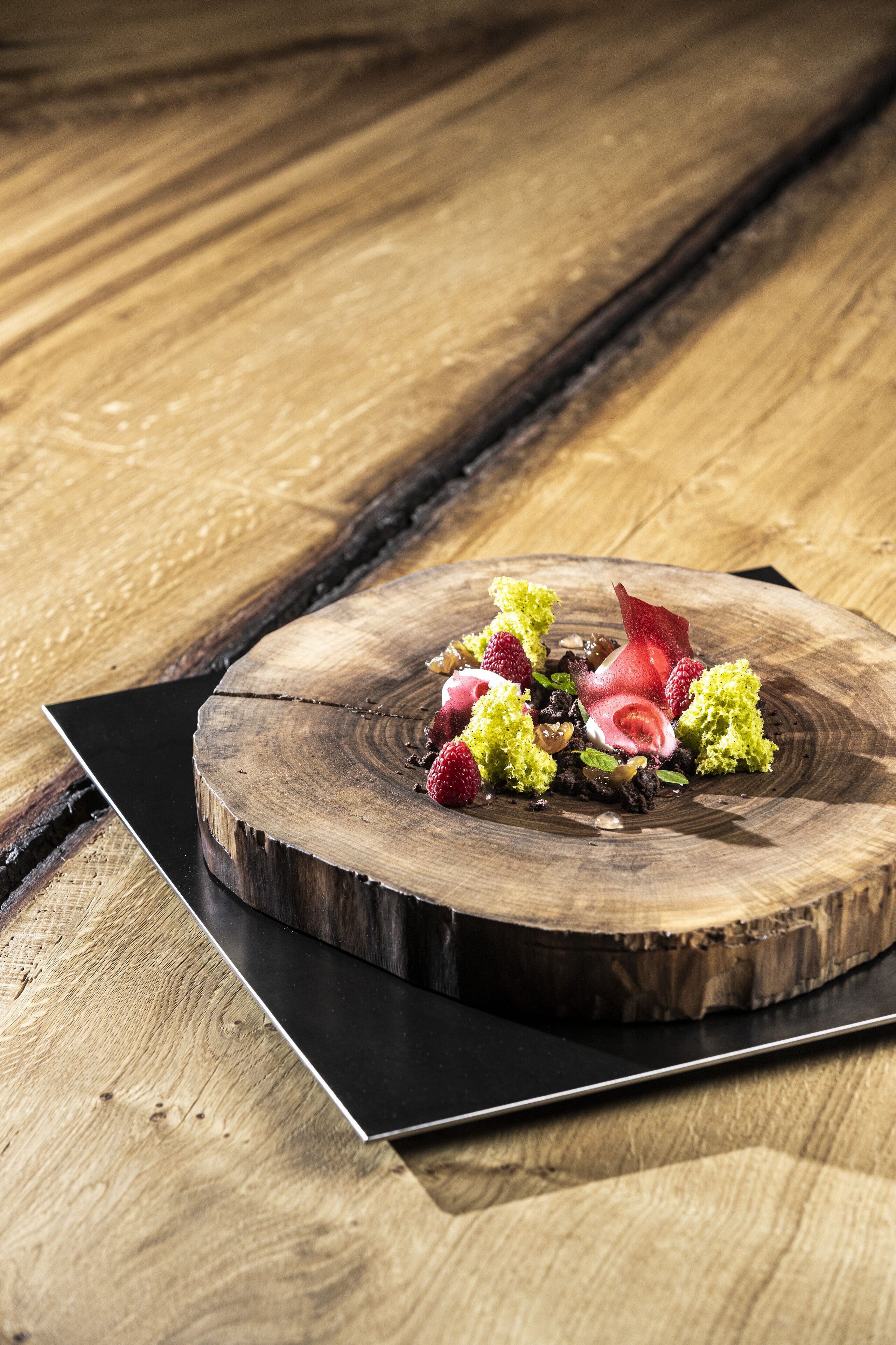 Dessert auf einem Holzboden mit einer schwarzen Platte darunter.