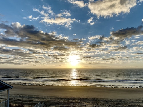 Matry's: A Charming Beach Cottage | Short Walk to the Beach