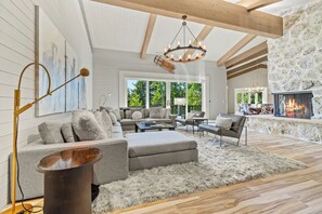 Smart TV, fireplace, DVD player, stereo