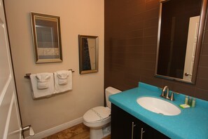 Shower, hair dryer, towels - Gulf Waters-Beach Club at Siesta Key 108D by RVA (Sarasota)