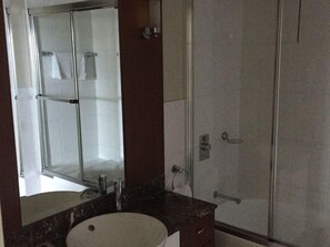 淋浴/盆浴组合、吹风机、毛巾、肥皂