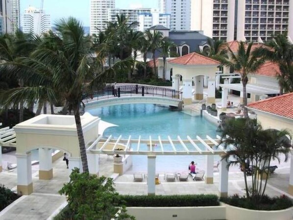 室内游泳池,室外游泳池