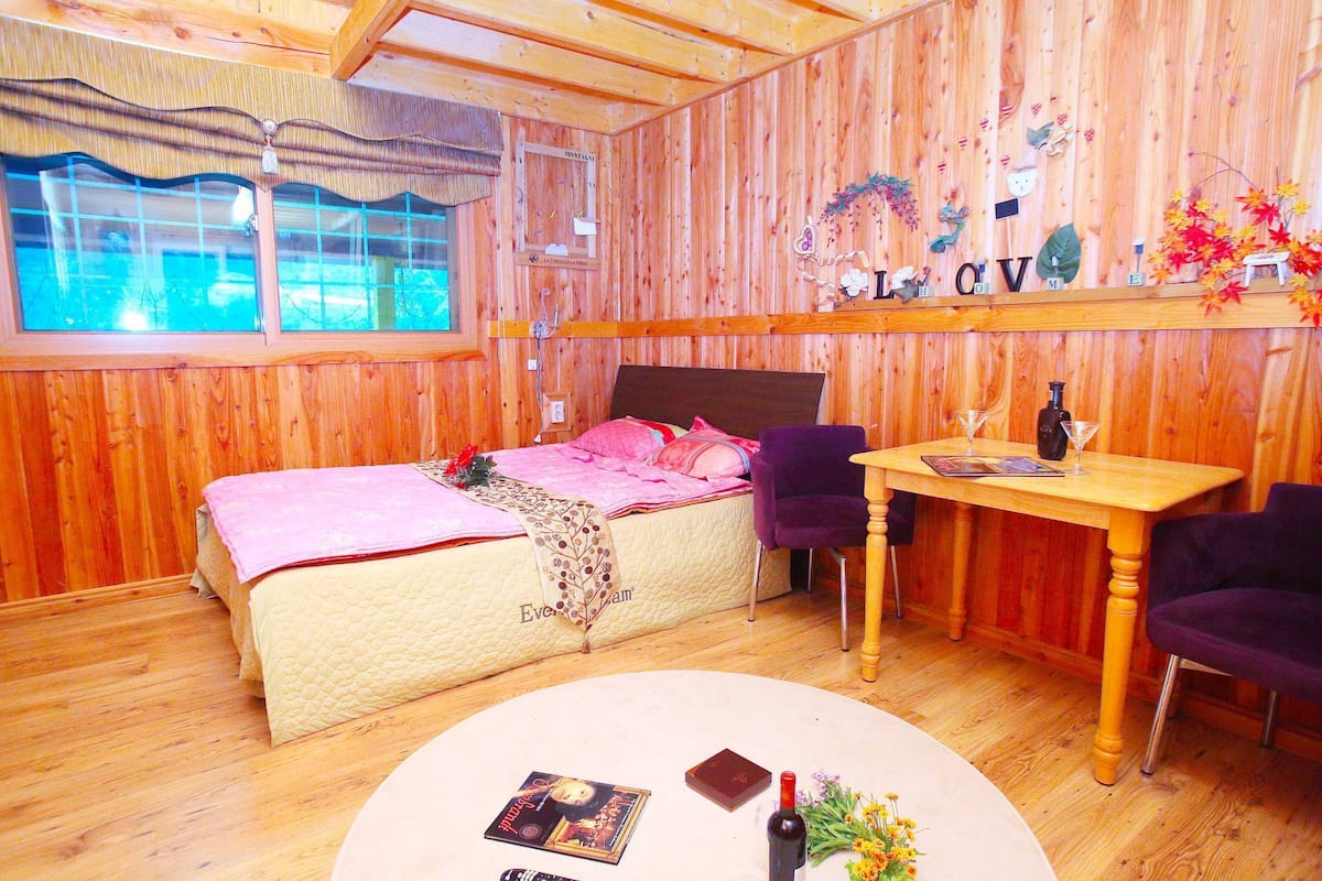 Zimmer (Café Loyal) | 1 Schlafzimmer, Schreibtisch, kostenloses WLAN