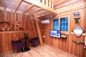 Habitación (Café Loyal) | Área de sala de estar | Televisión de pantalla plana