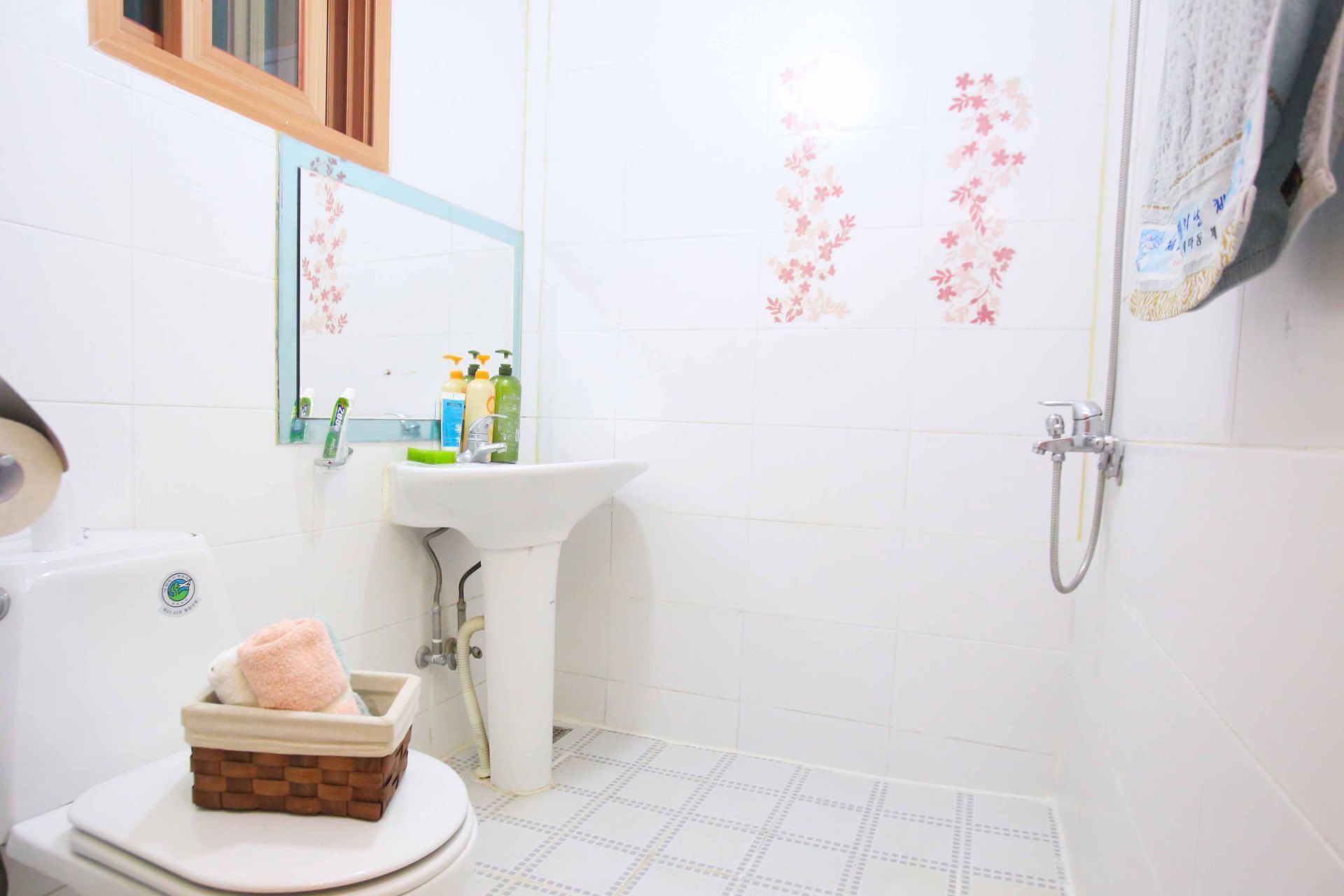 Un baño con inodoro, lavamanos y ducha.