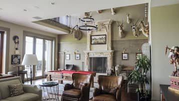 Una Smart TV, una chimenea, un reproductor de DVD