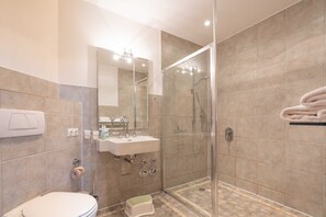 Douche, sèche-cheveux, serviettes fournies