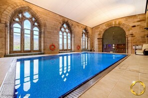 Una piscina cubierta, una piscina climatizada