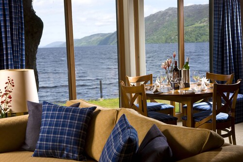 9 THE MONASTERY WITH LOCH NESS VIEWS - sleeps 4 guests  in 2 bedrooms