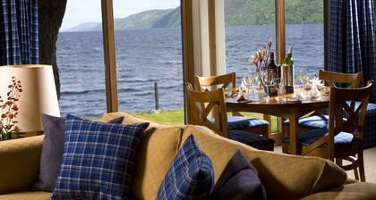9 THE MONASTERY WITH LOCH NESS VIEWS - sleeps 4 guests in 2 bedrooms