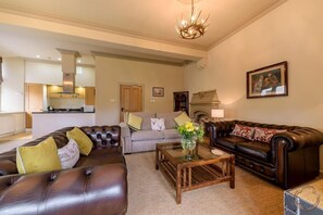 Smart TV, video games, ping pong, books - Family Wellness Escape in the Heart of the Scottish Highlands (Fort Augustus)