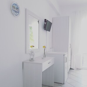 Kolmen hengen huone, lanai, merinäköala | 1 makuuhuone, äänieristys, silitysrauta/-lauta, ilmaiset vauvansängyt