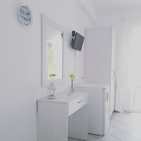 Habitación triple, lanai, vista al mar | 1 habitación, insonorización y tabla de planchar con plancha 