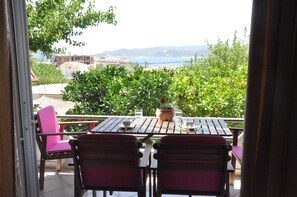 Perhehuoneisto, 1 makuuhuone, keittiö, merinäköala | Näkymä rannalle/valtamerelle