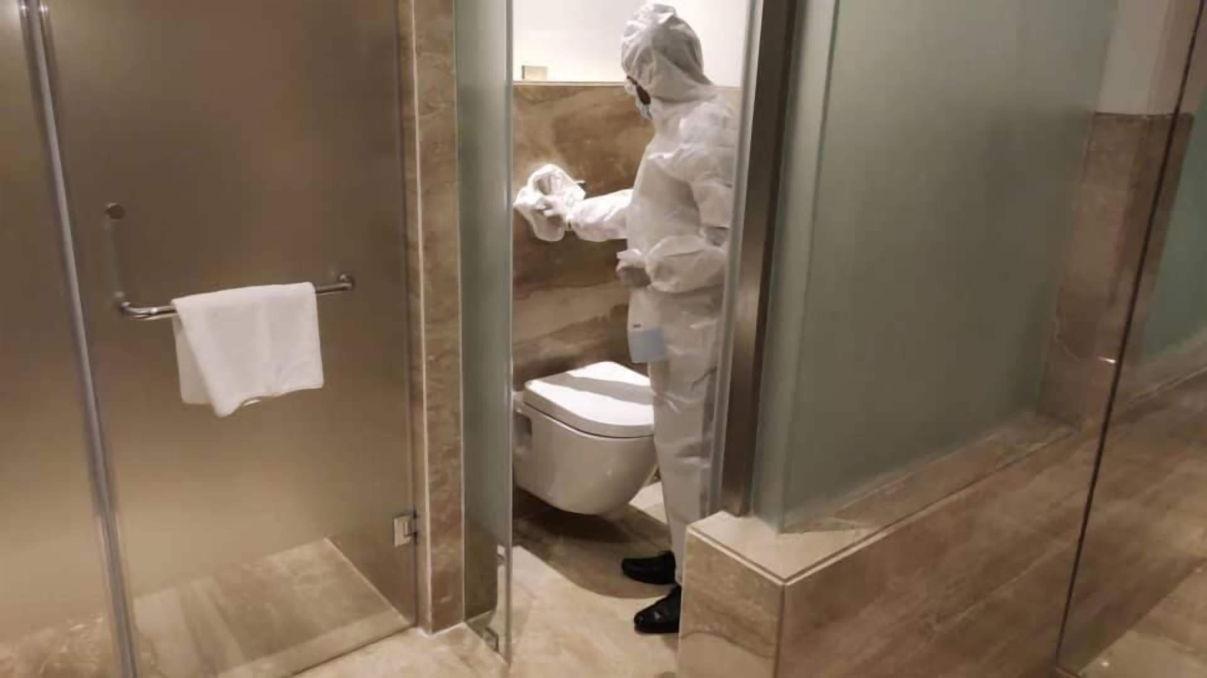 Shower, rainfall showerhead, free toiletries, slippers