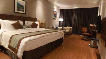 Minibar, caja de seguridad en la habitación y escritorio