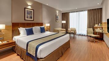 Minibar, caja de seguridad en la habitación y escritorio