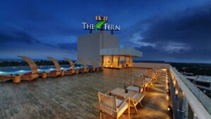 Une terrasse sur le toit, dotée de chaises longues et d’une piscine, portant l’inscription « UK 27 THE FERN ».