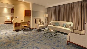 ميني بار وخزنة داخل الغرفة ومكتب وتجهيزات عازلة للصوت