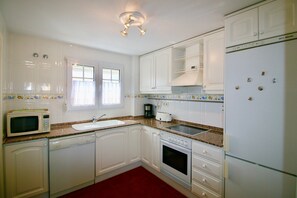 Fridge, oven, dishwasher, coffee/tea maker