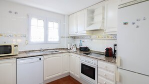 Fridge, oven, dishwasher, coffee/tea maker