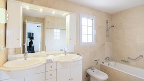 Badewanne, Bidet, Handtücher