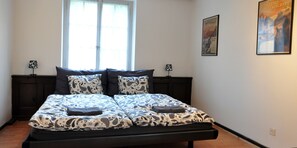 4 habitaciones, tabla de planchar con plancha y cuna de viaje 