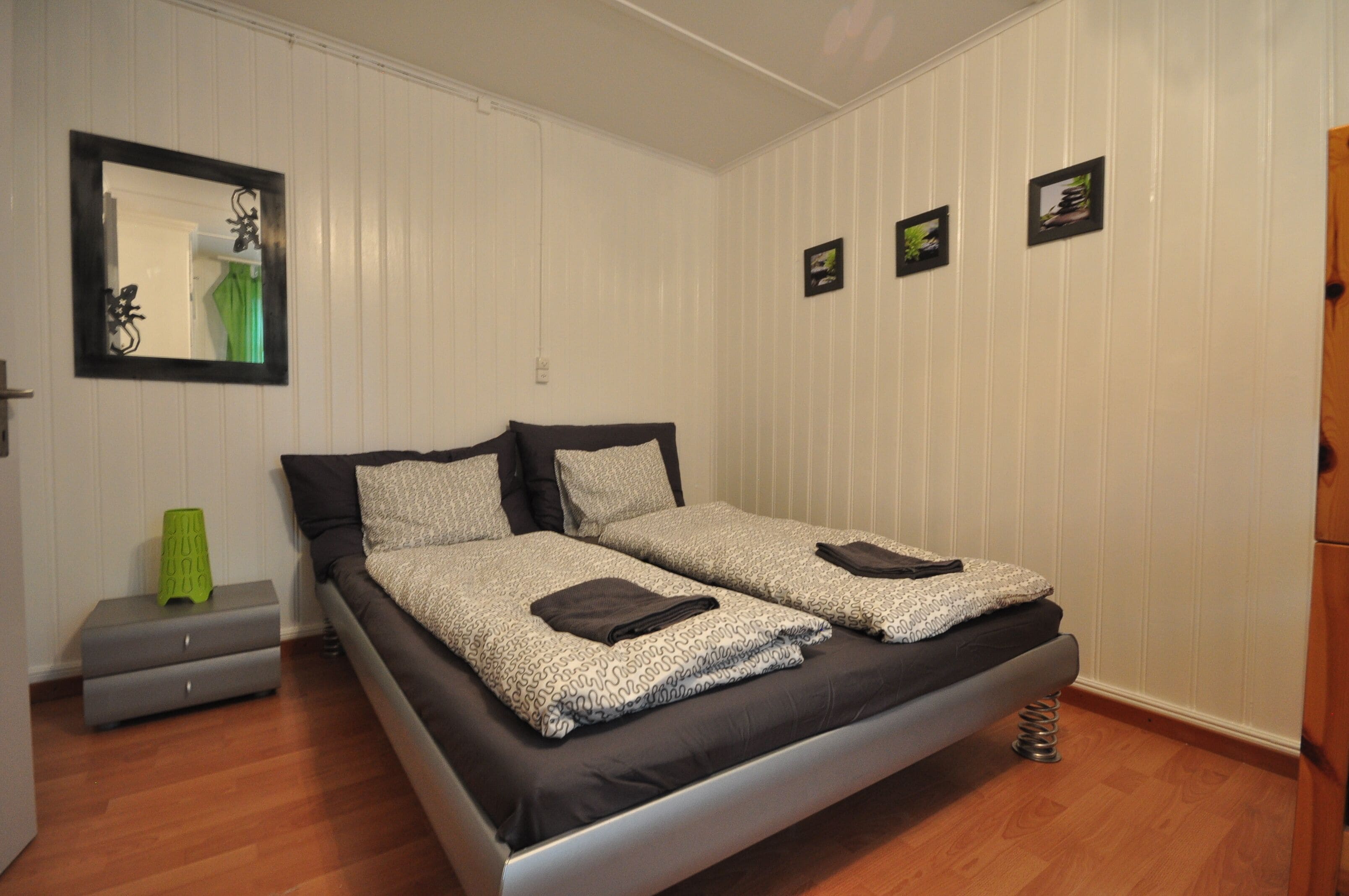 4 habitaciones, tabla de planchar con plancha y cuna de viaje 