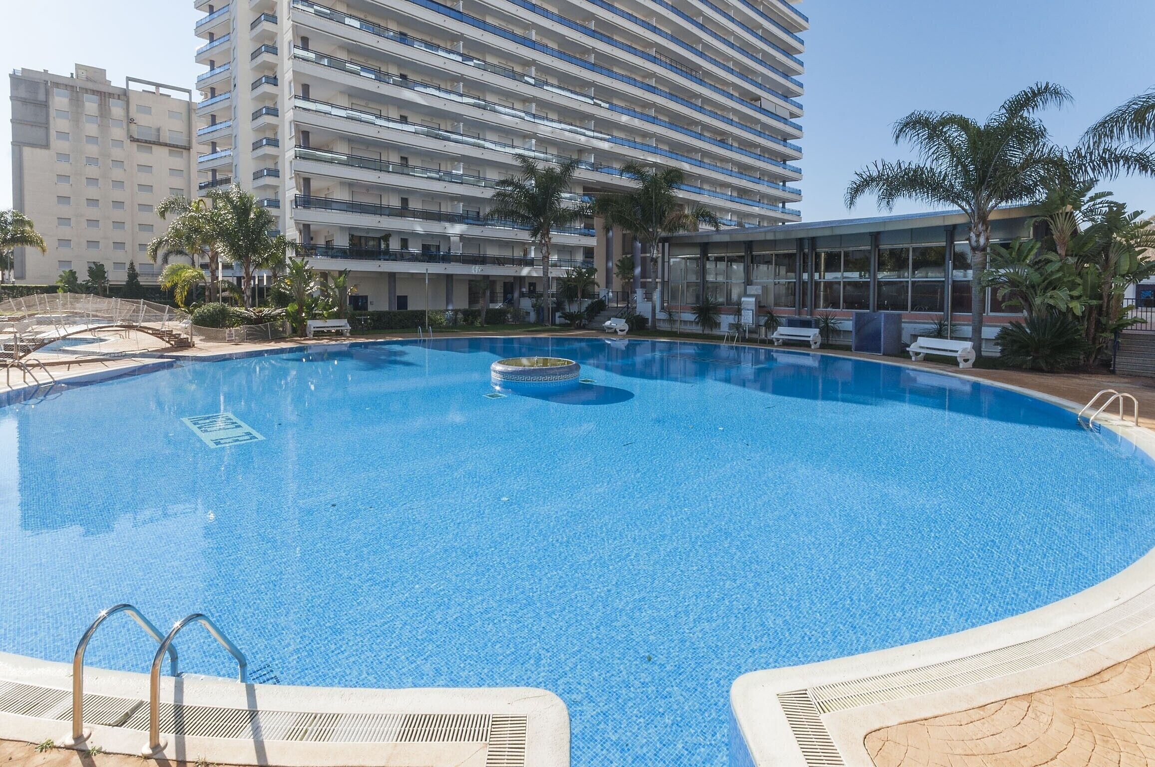 حمّام سباحة مُدفَّأ