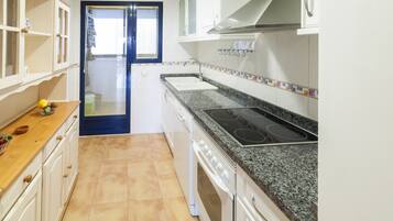 Frigorífico, microondas, horno y placa de cocina