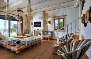 Una Smart TV, una chimenea, libros