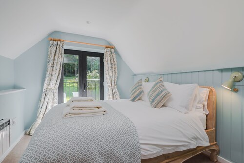 ★Tulip Tree Cottage★ Huge Garden+village setting+near Canterbury+dog friendly