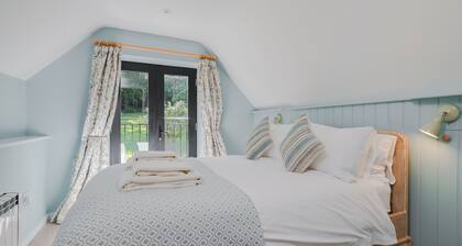★Tulip Tree Cottage★ Huge Garden+village setting+near Canterbury+dog friendly