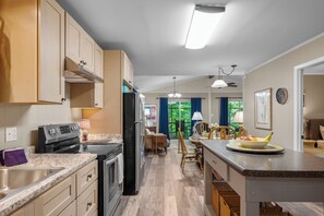 冰箱、微波炉、烤箱、炉灶